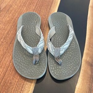 Chaco women’s size 6 sandals good condition, great colors nice arch support.